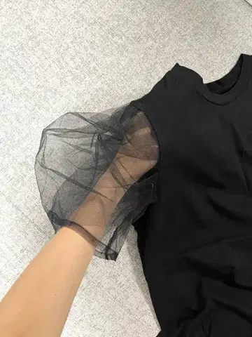 새상품급 T셔츠 튤 퍼프 슬리브