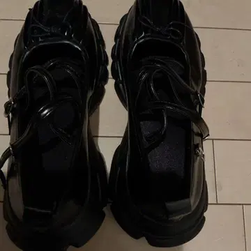 블랙 스트랩 통굽 스니커즈