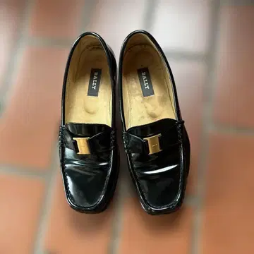BALLY 블랙 로퍼 금장 장식 에나멜