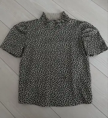 ZARA 레오파드 무늬 하이넥 반팔 상의