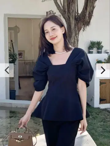 엘레강트한 블랙 퍼프 슬리브 상의