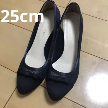 네이비 리본 포함 새틴 메쉬 콤비 펌프스 중간 힐