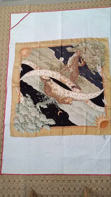 Ferragamo 스카프 88 x 88 표범의 존재감과 풍경