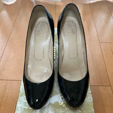 카리 앵글 에나멜 하이힐