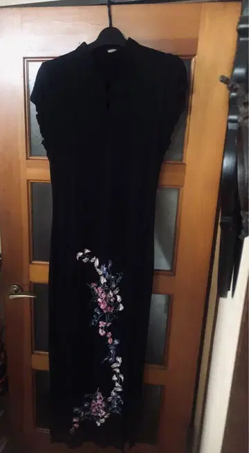 중국 의류 블랙 꽃무늬 자수 반팔 무릎 기장