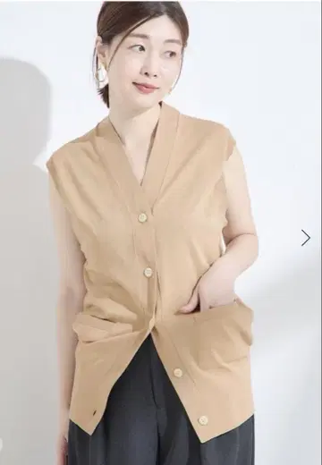 베이지 슬리브리스 베스트 버튼 포함