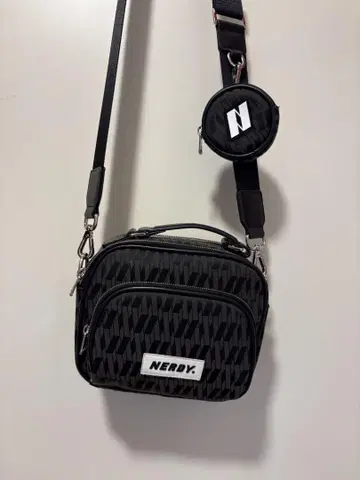 NERDY 숄더백 블랙 기하학 패턴