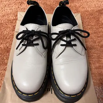닥터마틴 Dr.Martens 3홀 통굽 화이트