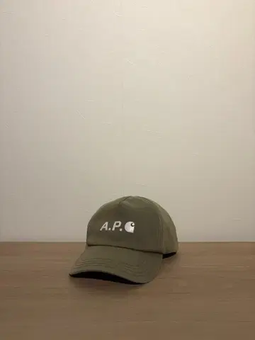 A.P.C. 올리브색 로고 캡