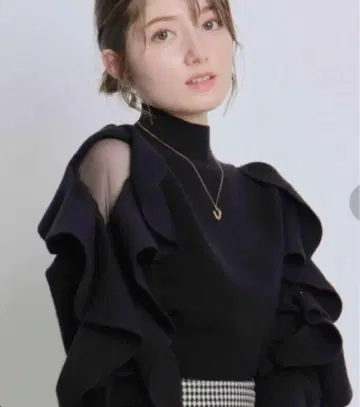 프릴 하이넥 니트 블랙