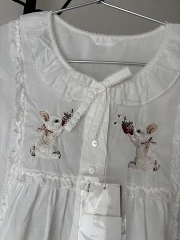 새상품 핑크하우스 토끼 자수 반팔 블라우스 화이트
