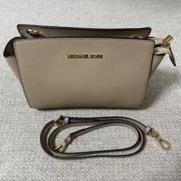 마이클코어스 셀마 가죽 미디엄 메신저 숄더백