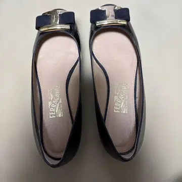 Ferragamo 블랙 리본 포함 발레리나 신발