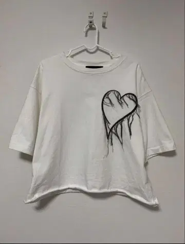 GRANCY 데미지 하트 자수 하프 슬리브 T