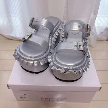 fickle bebe 볼륨 프릴 샌들