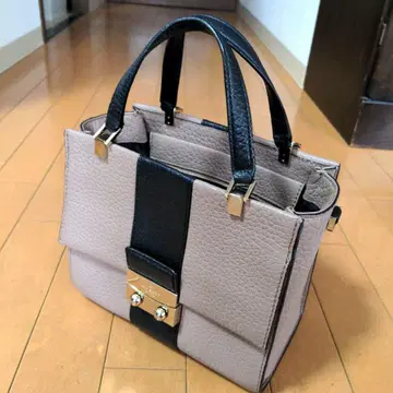 새상품급 kate spade 핸드백 베이지 블랙 하자품