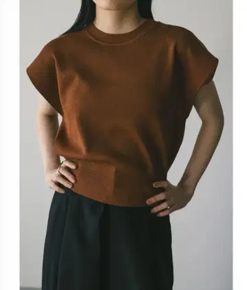STYLEMIXER 숄더턱 숏 니트 브라운