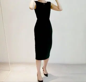 마쎄멘슈 V넥 슬리브리스 원피스 블랙