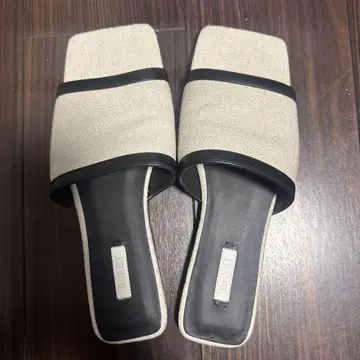 ARKET 베이지와 블랙 슬라이드 샌들
