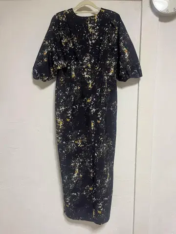 벌룬 슬리브 롱 원피스 블랙과 옐로우 컬러