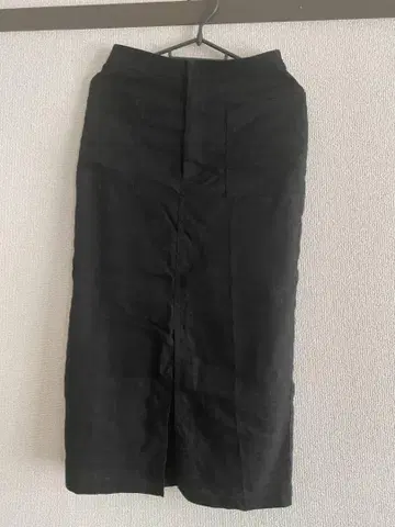 블랙 타이트 스커트 앞 슬릿 포함
