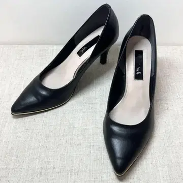 컨디션 최상 Launa lea 가죽 펌프스 블랙 22.5cm
