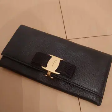 페라가모 리본 포함 블랙 장지갑