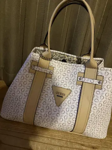 GUESS 로고 프린트 핸드백