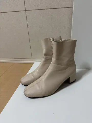베이지 가죽 지퍼 달린 숏부츠