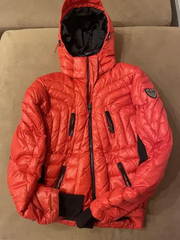 EA7 Emporio Armani 레드 다운 자켓