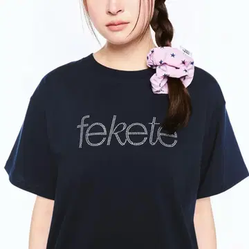 fekete 페케테 큐빅 로고 T셔츠 네이비