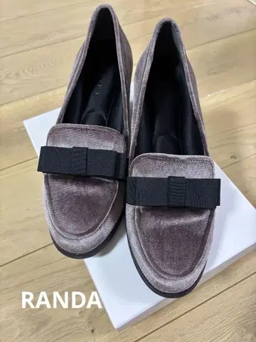 [RANDA] 리본 벨로아 펌프스 그레이지 25.0