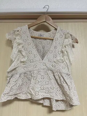 레이스 프릴 베이지 뷔스티에