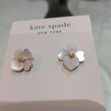 미사용 새상품 kate spade 꽃 모티브 귀걸이 귀여운 벚꽃색