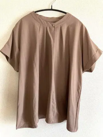 브라운 반팔 셔츠 버튼 포함