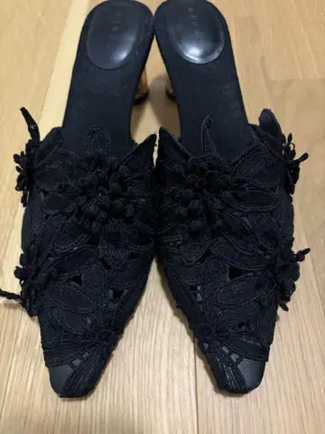 블랙 꽃무늬 레이스 뮬 클리어힐