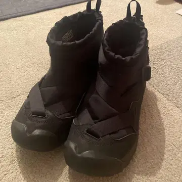 블랙 숏부츠 KEEN 버클 포함