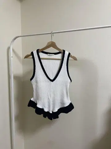 [ ZARA ] 슬리브리스 상의 화이트/블랙