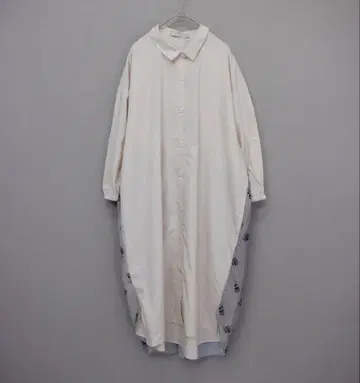 이즈스칼라 542262: 장미와 나비가 채색된 피아노 패턴 셔츠 원피스