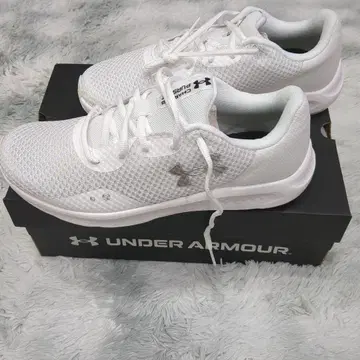 UNDER ARMOUR Charged Pursuit 화이트
