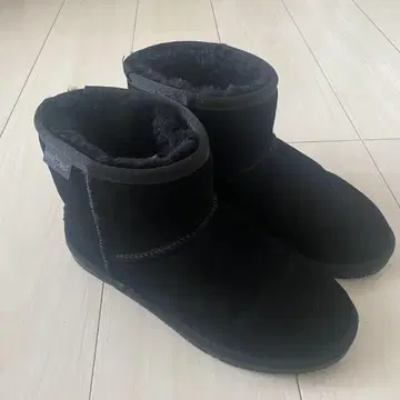 MINNETONKA 블랙 어그 부츠