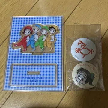 리본 쓰리코인즈 마마레드 보이 아크릴 스탠드 캔뱃지