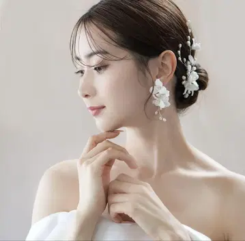 STELLA BRIDAL 화이트 플라워와 담수 펄의 브라이덜 귀찌