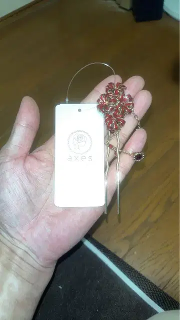 axes 꽃 모티브 헤어핀 레드