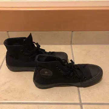 CONVERSE 블랙 하이컷 스니커즈