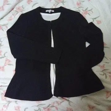 알마 앙 로즈의 블랙 노카라 자켓 밑단은 페플럼 디자인