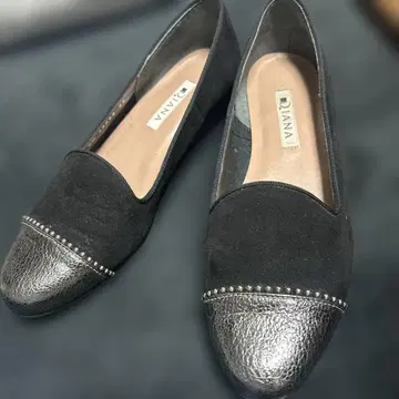 DIANA 블랙 플랫슈즈 스터드 바이컬러