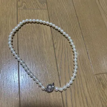 화이트 펄 목걸이 꽃 모티브