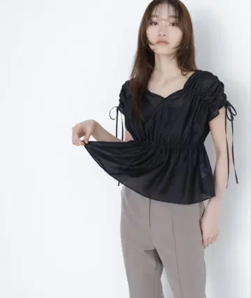 NATURAL BEAUTY BASIC 시어 드로스트 개더 블라우스