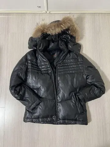 퍼 달린 블랙 다운 자켓